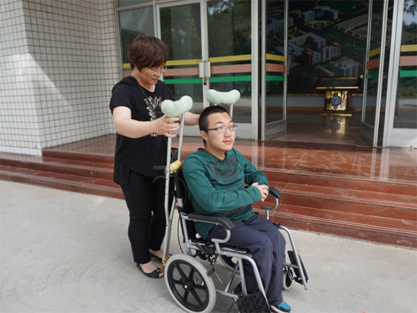 Wei Xiang and his mother. (Photo/Xinhua)
