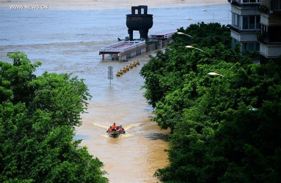Policemen transfer people trapped by flood in Liuzhou City, south China's Guangxi Zhuang Autonomous Region, July 12, 2017. The Liuzhou section of Liujiang River's water level reached 83.63 meters Wednesday, 1.13 meters higher than the warning line. (Xinhua/Li Hanchi) 