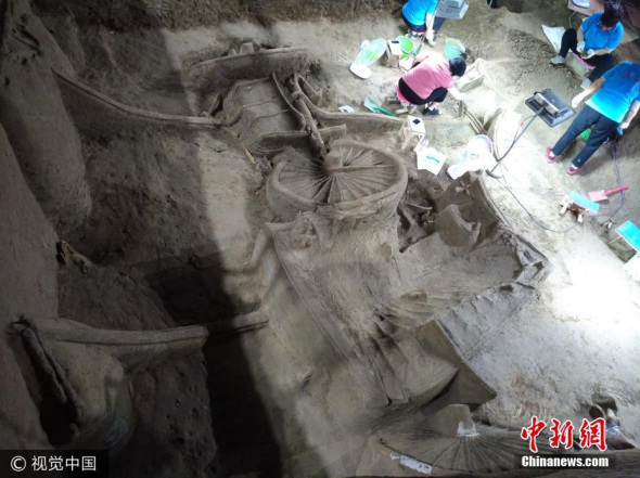 Archaeologists excavate the Zheng State No 3 pit in Xinzheng city, Central China's Henan province, on July 12. (Photo/VCG)