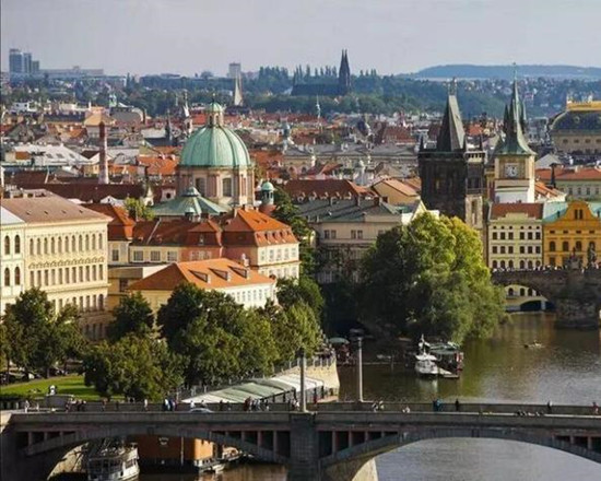 In 2016, there was a 229 percent increase in outbound travel for Chinese tourists to CEE countries, with Poland, the Czech Republic, Hungary, Serbia and Slovenia the most popular destinations.(Photo:Xinhua)