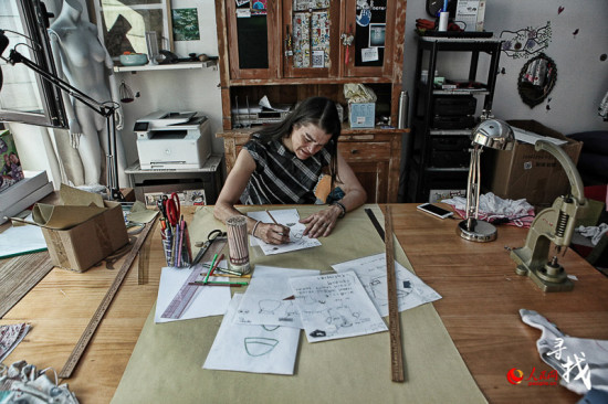 Barbara draws fashion sketches. (Photo/ln.people.cn)