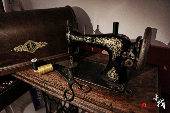 Barbara's old sewing machine and scissors. (Photo/ln.people.cn)