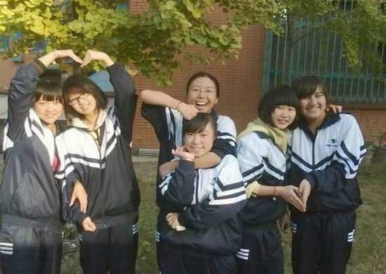 Chinese school girls in typical uniforms. /Guancha.cn  Photo