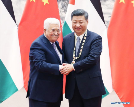 Palestinian President Mahmoud Abbas (L) awards the highest Palestinian medal to Chinese President Xi Jinping after their talks in Beijing, capital of China, July 18, 2017. (Xinhua/Yao Dawei)