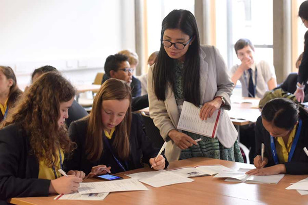 Pupils on the Mandarin Excellence Programme take part in a classroom activity at UCL Institute of Education in London, UK on July 14, 2017. (Photo provided to chinadaily.com.cn)