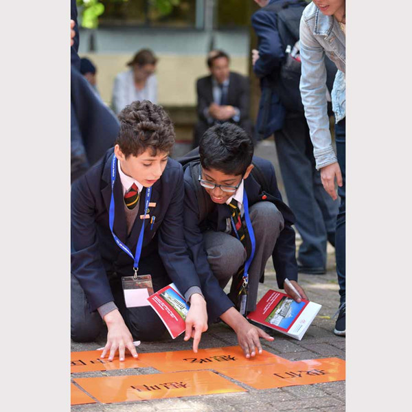 MEP pupils participate in a Talking Treasure Hunt around the UCL campus in London, UK on July 14, 2017. (Photo provided to chinadaily.com.cn)