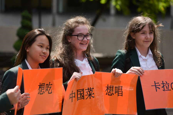 Pupils on the Mandarin Excellence Programme test out their skills on a Talking Treasure Hunt in London, UK on July 14, 2017. (Photo provided to chinadaily.com.cn)