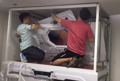 A sleeping capsule in Shanghai is dismantled on Monday. (Photo by Li Jing/China Daily)