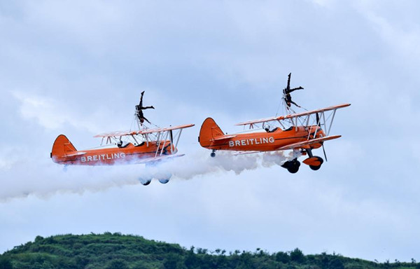 Aircrafts perform on the opening day of the AOPA-China Fly-In 2017 air show in Huangping county, Southwest China's Guizhou province, July 21, 2017. The AOPA-China Fly-In 2017 air show opened on Friday. (Photo/Xinhua)