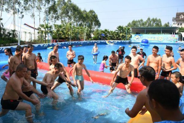Tourists enjoy themselves in a water park in Chongqing. (Photo/Xinhua)