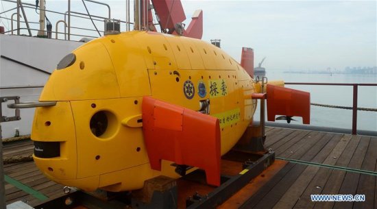 Photo taken on July 23, 2017 shows a submersible device on China's independently-made marine science expedition vessel Kexue at a port in Xiamen, southeast China's Fujian Province. (Xinhua/Zhang Xudong)