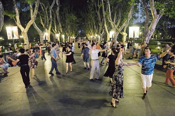 People dance at Xiangyang Park. More than 40 parks are now open 24 hours a day. (Jiang Xiaowei)
