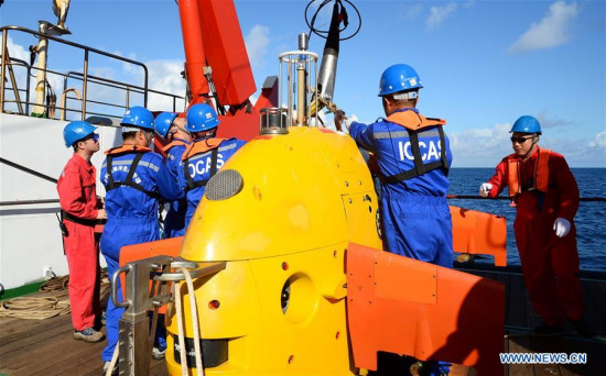 Scientific researchers make preparation for the first experimental operation of the country's self-developed underwater robot in the South China Sea, July 24, 2017. It is expected to stay underwater for 20 hours. (Xinhua/Zhang Xudong)