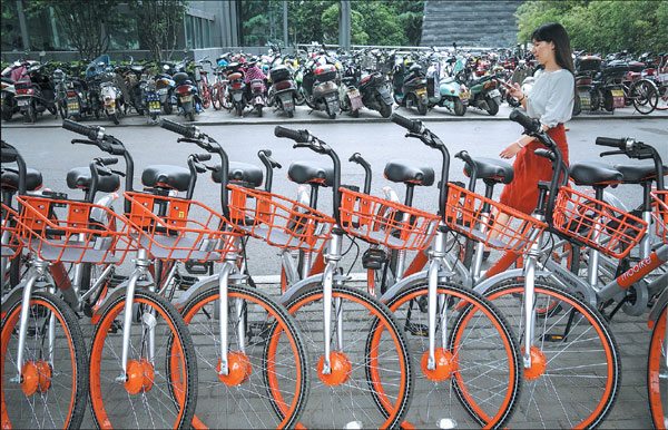 Mobikes are lined up on a street in Zhengzhou, the capital city of Henan province. (Photo/China Daily)