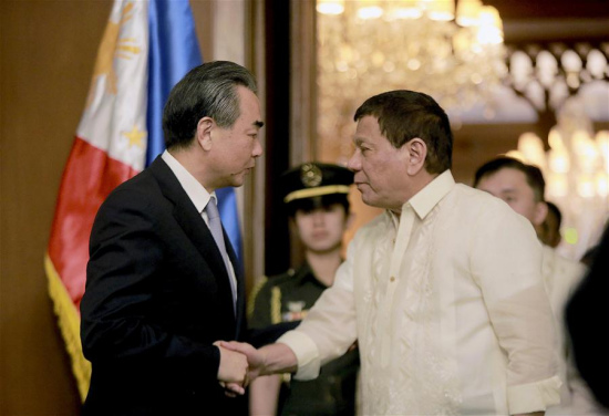 Visiting Chinese Foreign Minister Wang Yi (Front L) meets with Philippine President Rodrigo Duterte (Front R) in Manila, the Philippines, on July 25, 2017. (Xinhua/Rouelle Umali)
