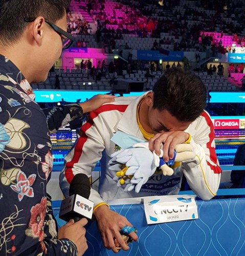 Xu could not hold back his tears after the award ceremony. (Photo/CCTV)