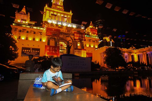 A child reads outside the Shanghai Book Fair in 2006. (Photo/GT)