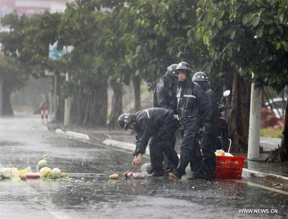 Staff members pick up vegetables for a pedestrian in Fuqing City, southeast China's Fujian Province, July 30, 2017.   (Xinhua/Jiang Kehong)