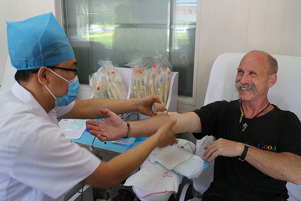 Craig Allen Ruhstorfer donates blood at the Pingdu blood donation station in Shandong province.(Provided to China Daily)