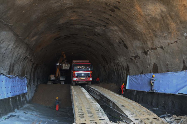 Workers are digging a tunnel of the Beijing-Zhangjiakou high-speed railway line's branch linking Chongli county, Zhangjiakou, Hebei province, on June 30, 2017. (Photo/Xinhua)