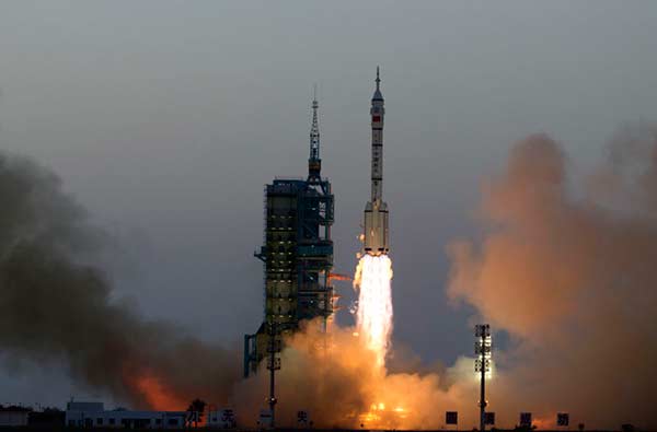 Shenzhou XI manned spacecraft blasts off from the Jiuquan Satellite Launch Center in Northwest China, Oct 17, 2016. (Photo by Feng Yongbin/chinadaily.com.cn)