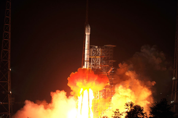 The Long March-3B carrier rocket carrying China's Chang'e-3 lunar probe blasts off from the launch pad at Xichang Satellite Launch Center, Southwest China's Sichuan Province, Dec 2, 2013. (Photo by He Haiyang/Asianewsphoto)