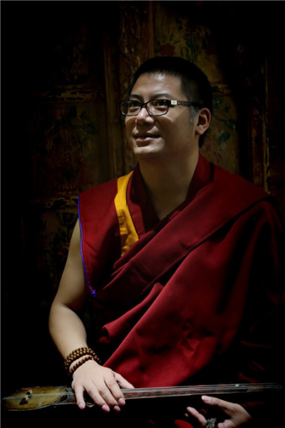 Orgyan Chopel, a Living Buddha, gives the sacred art of thangka a modern look by using symbols. In his paintings, Chopel includes poems, which express Buddhist thoughts. (Photo provided to China Daily)