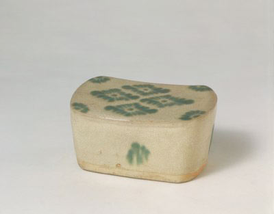 A porcelain pillow (Photo/The Palace Museum)