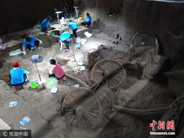 Archaeologists excavate the Zheng State No 3 pit in Xinzheng city, Central China's Henan province, on July 12. (Photo/VCG)