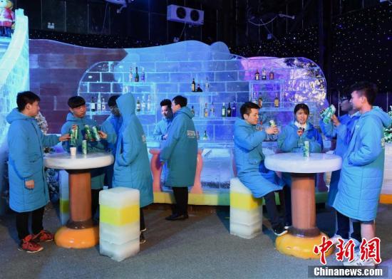 Young people drink at ice bar in Chongqing, China. (Photo/China News Service)