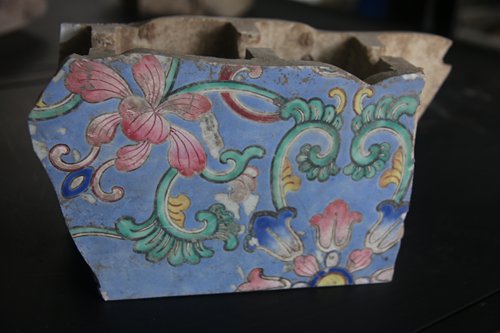 A fencai porcelain tile fragment excavated from the Ruyuan Garden site (Photo/Courtesy of the Beijing Municipal Administration of Cultural Heritage)
