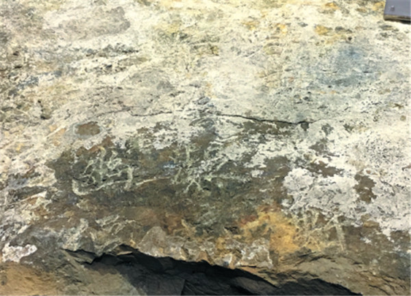 A stone, carved with Qing Emperor Jiaqing's handwriting, is discovered and displayed at the exhibition hall of the Yuanmingyuan Ruins Park. (Photo by Wang Kaihao/China Daily)