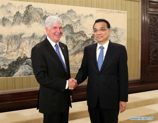 Chinese Premier Li Keqiang (R) meets with visiting Michigan Governor Rick Snyder in Beijing, capital of China, Aug. 1, 2017. (Xinhua/Liu Weibing)