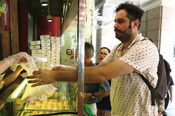 Italian Paolo Pizzo buys mooncakes at the Shanghai First Food Store yesterday. (Jiang Xiaowei)