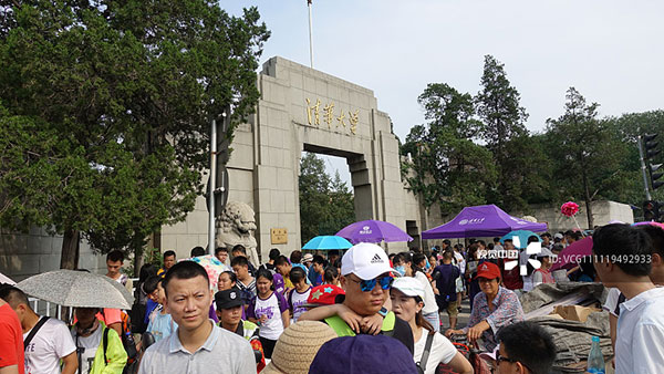 Student tourists leave the campus of Tsinghua University through its west gate after a tour organized by a local agency. Campuses of elite universities have been picked by ambitious Chinese parents as a popular tourism destination for their children in summer.(Photo provided to China Daily)