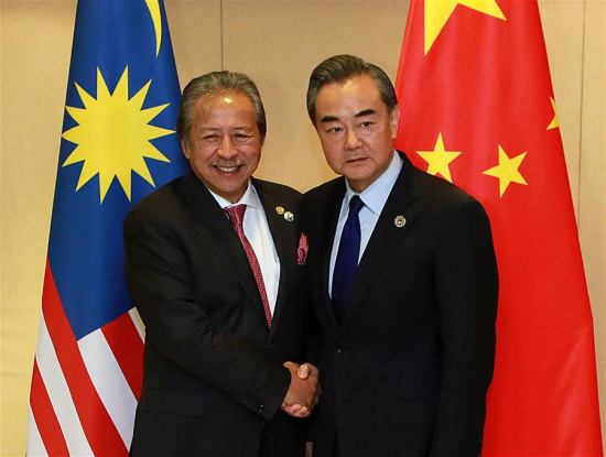 Chinese Foreign Minister Wang Yi (R) meets with his Malaysian counterpart Anifah Aman on the sidelines of a series of ASEAN foreign ministers' meetings in Manila, the Philippines, Aug. 6, 2017. (Xinhua/Rouelle Umali)