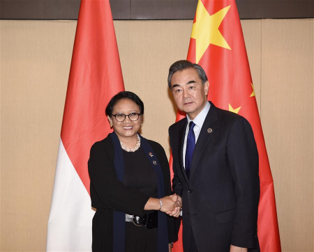 Chinese Foreign Minister Wang Yi (R) meets with his Indonesian counterpart Retno Marsudi on the sidelines of a series of ASEAN foreign ministers' meetings, in Manila, the Philippines, Aug. 6, 2017. (Xinhua/Wang Shen)