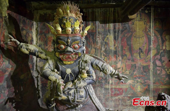 Murals and clay sculptures from the Ming Dynasty (1368-1644) have recently been discovered at a Tibetan temple in Shiqu County, Garze Tibetan Autonomous Prefecture, Southwest China’s Sichuan Province. (Photo: China News Service/Liu Zhongjun)
