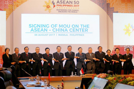 Chinese Foreign Minister Wang Yi (6th L) attends the signing ceremony of the amended version of the Memorandum of Understanding on Establishing China-ASEAN Center in Manila, the Philippines, Aug. 6, 2017. (Xinhua/Rouelle Umali)