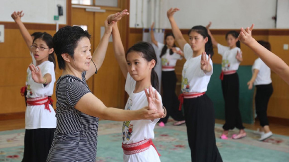 Overseas Chinese students learn traditional Chinese opera, Aug. 8, 2017. (Photo/Video screenshot from CGTN)