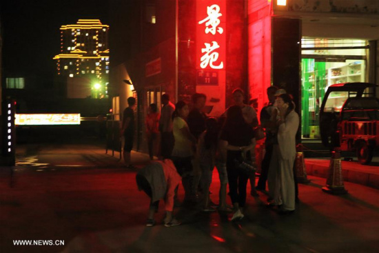 Residents seek shelter in Anding District of Dingxi City, northwest China's Gansu Province, Aug. 8, 2017. A 7.0-magnitude earthquake jolted Jiuzhaigou County in neighbouring Sichuan Province at 9:19 p.m. Tuesday (Beijing Time). (Xinhua/Chen Yonggang)