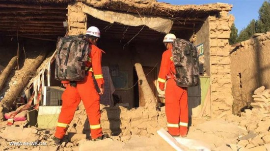 Rescuers check a house damaged in earthquake in Jinghe County, northwest China's Xinjiang Uygur Autonomous Region, Aug. 9, 2017. A 6.6-magnitude earthquake jolted Jinghe County Wednesday morning. (Xinhua) 