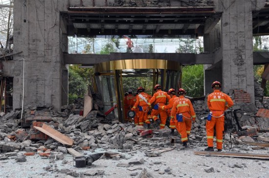 Rescuers work at the collapsed building of the InterContinental Resort Jiuzhai Paradise in Jiuzhaigou County, southwest China's Sichuan Province, Aug. 9, 2017. A 7.0-magnitude earthquake struck Jiuzhaigou, a popular tourist destination, Tuesday night. Rescue work continues in quake-hit Jiuzhaigou. (Xinhua/Fan Peishen)