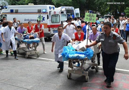 People injured in Jiuzhaigou earthquake are transferred to the Central Hospital of Mianyang City, southwest China's Sichuan Province, Aug. 9, 2017. Four injured people were transfered to Mianyang for medical treatment after a 7.0 magnitude earthquake struck Jiuzhaigou County in Sichuan Province on Tuesday. (Xinhua/Pu Tao) 