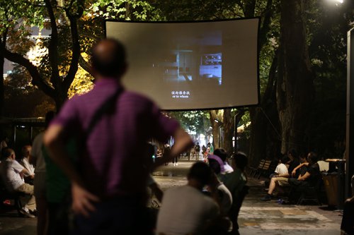 People stand or sit on stools to watch outdoor movies shown at Shanghai's parks. (Photos: Yang Hui/GT)
