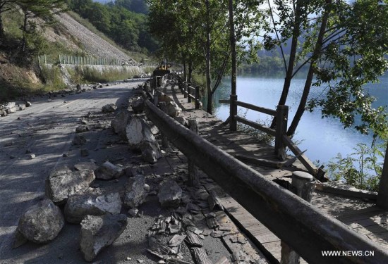 Photo taken on Aug. 9, 2017 shows falling stones at Xiniu Lake scenic area in quake-hit Jiuzhaigou County, southwest China's Sichuan Province, Aug. 9, 2017. A 7.0-magnitude earthquake struck Jiuzhaigou, a popular tourist destination, Tuesday night. (Xinhua/Liu Kun)