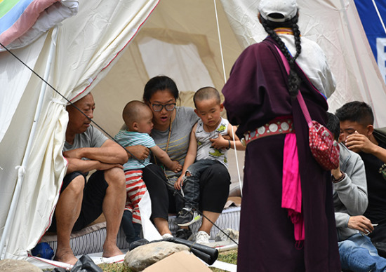 Earthquake victims rest in tents in Jiuzhaigou on Thursday. All those in need have received shelter. (Photo: China News Service/Zhang Lang)