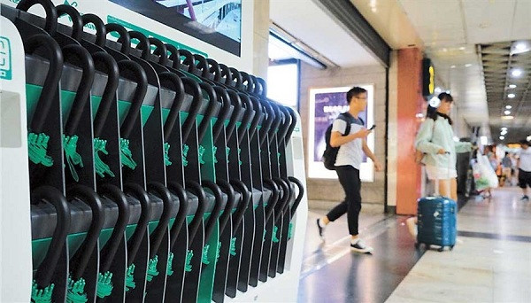 Pouring down with rain outside? Not a problem for many passengers using Line 2 on the Metro. An umbrella sharing service has been launched in the city. At East Nanjing Road Station yesterday, the brollies are all set to go. (Jiang Xiaowei)