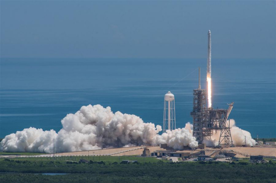 The photo released by SpaceX on Aug. 14, 2017 shows Falcon 9 rocket, with the Dragon spacecraft sitting on the top, launching at NASA's Kennedy Space Center in Florida, the United States.(Xinhua)