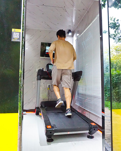A man exercises in a mini-gym in Beijing on Thursday. LIU HONGSHENG/FOR CHINA DAILY